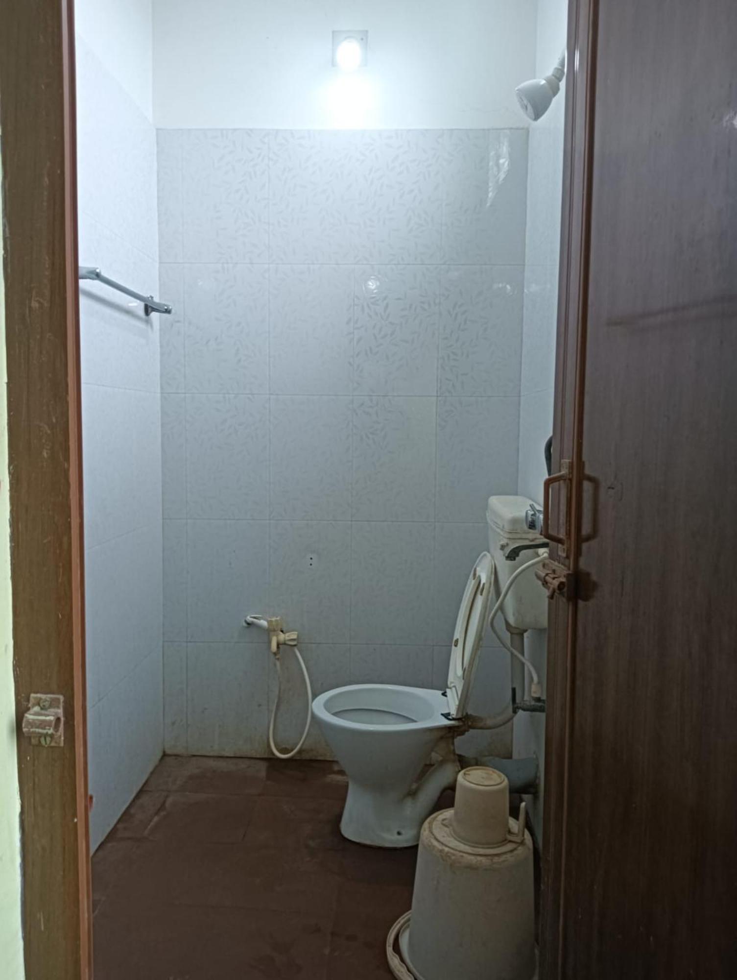 Hotel D2 Holiday Inn -Near Niladri Sea Beach - Puri - Official Verified Exterior photo