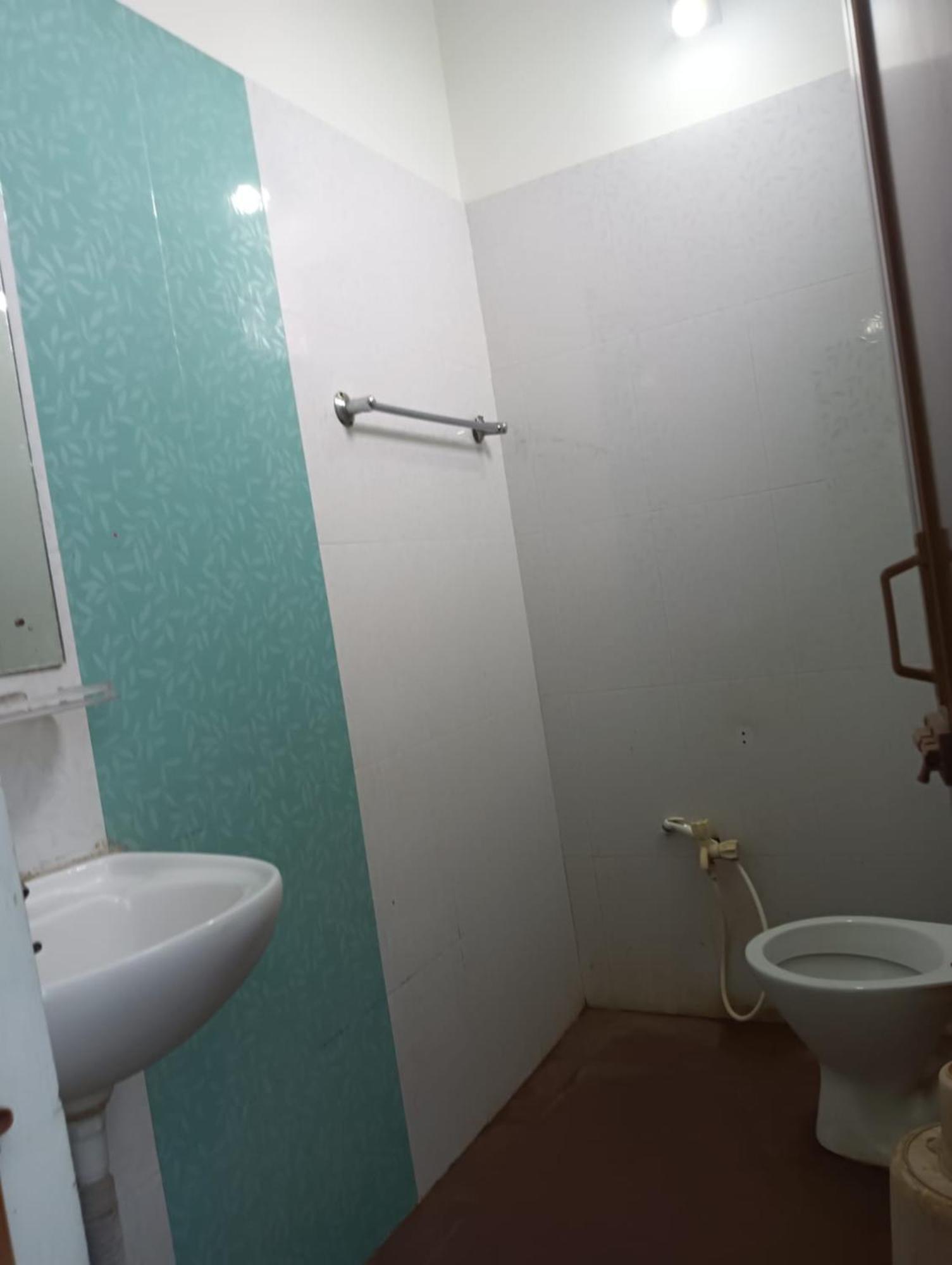Hotel D2 Holiday Inn -Near Niladri Sea Beach - Puri - Official Verified Exterior photo