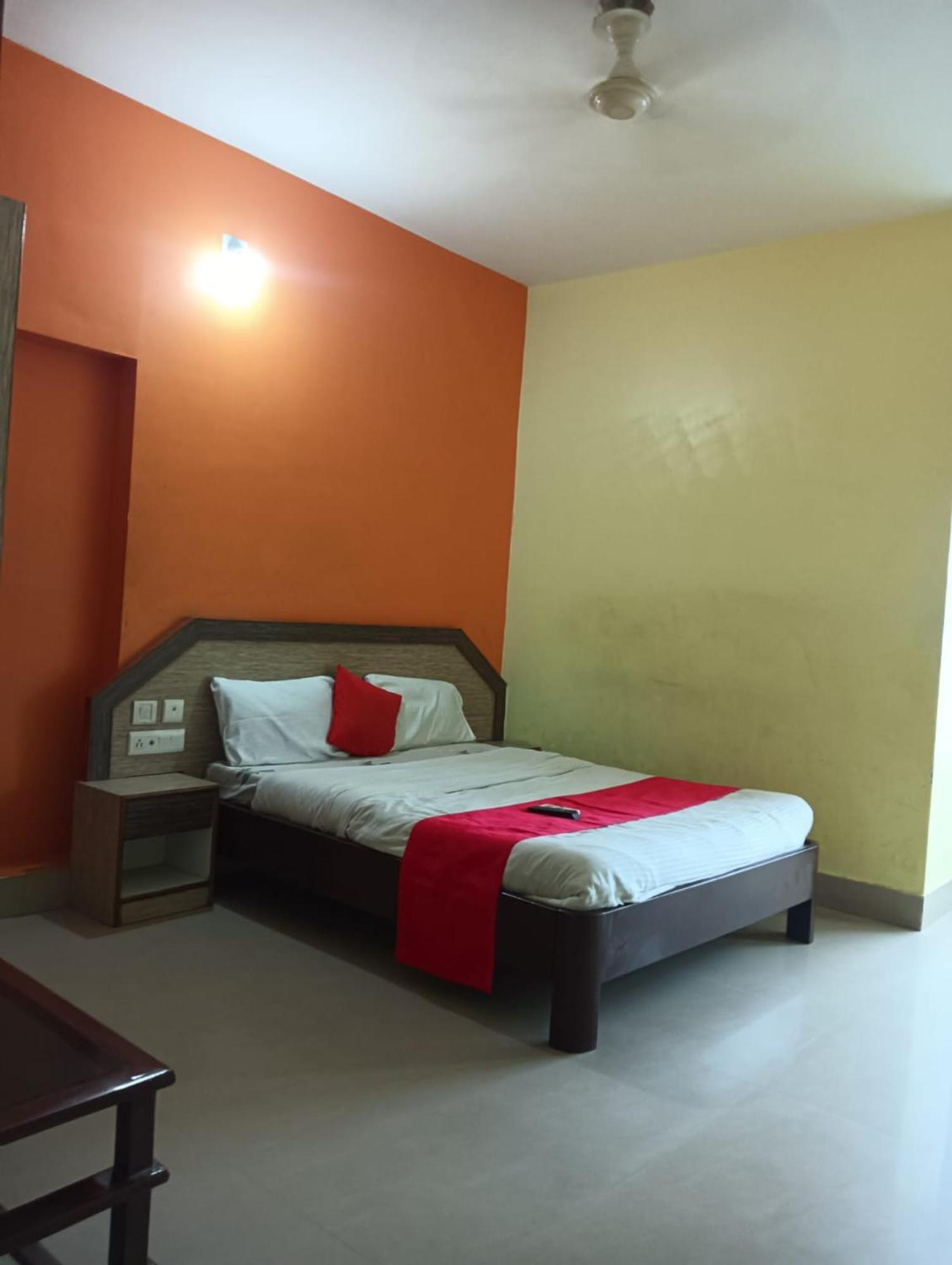 Hotel D2 Holiday Inn -Near Niladri Sea Beach - Puri - Official Verified Exterior photo